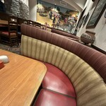 エルトリート - 窓際よりもいいかもしれない、コの字型ソファ席