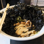 弘明寺丿貫 - ノリ男の海苔海苔・節蕎麦。海苔をどけると、メンマとネギが見える