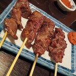 串焼亭ねぎ - 左が砂肝、右は…埼玉県民は黙ってカシラでしょ！