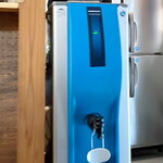 来々軒 - 入口はいってすぐ右にあるウオータークーラー。対面にコップ置きがあるので，自分で注いで空いてるカウンター席にどうぞ。気兼ねなくて良いや(笑)。