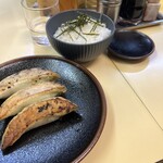 手もみラーメン 十八番 - 餃子 3個＋ライス