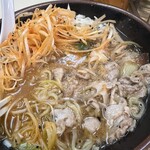 手もみラーメン 十八番 - 辛味ネギをどかすとこんな感じで炒めネギと豚肉に入ってます。