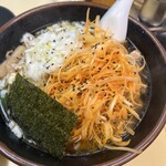 手もみラーメン 十八番 - 特製十八番に辛味ネギ＋刻みネギのトッピング