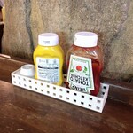 シャウエッセン - ケチャップマスタード　カウンターにあり