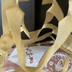 根津のたいやき - 袋がビニール袋なんかじゃ無い。1枚の紙(ウレタンか)からこうなります。蒸れ無いし◎