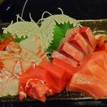 金沢おでんと地酒・地魚 あなば - お刺身の盛り合わせは２皿、厚く切られた豪快な刺身の盛り合わせでした。