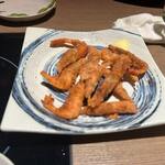 金沢おでんと地酒・地魚 あなば - エビは唐揚げで登場、塩味でお酒が進みました。
