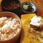 Toretate Dainingu Yagyuu - 今日のメインとわっぱ飯。メインは里芋のコロッケ…かな？