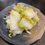 浜焼活貝 いさむ - 先出し　白菜漬物