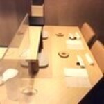 鶏割烹 まことや - 料理をしている様子が見れるお席です。