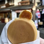 えびす饅頭 - 饅頭¥130内　焼きたてと言われて熱々の餡子を期待したがほんのりあったかい程度。火傷には安心か。生地はハリがあり柔らかくないタイプ。香ばしくてうまい。