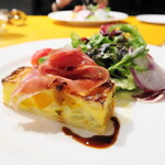 Au Depart Cinq fers - 호박 키시와 하몬 세라노 & 그린 샐러드