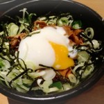 一刻魁堂 - 温玉チャーシュー丼 362円
            
             祖母の家に行く途中に寄りました。
             甘辛いタレのかかった細く刻まれたチャーシューと輪ネギと海苔の上にはぷるぷるな温泉たまごが！
             箸でそっと触ると半熟たまごがとろ〜りとご飯やチャーシューに広がります！
            からめて食べるとおいしいです！
            
            カロリーを気にされる方や女性はこれだけでもちょうどいいかも