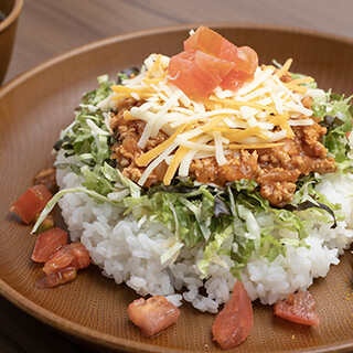 自慢のタコライスをバリエーション豊かにご用意！