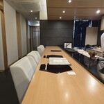 肉割烹 赤坂喰心 - 厨房前のカウンター席 雰囲気が良いです