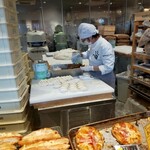 1954 Fukuoka - カレーパン作ってる　こちらのお姉さんもいつも気に掛けてくれるバイ