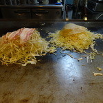 広島焼きGOD - 大きな鉄板で焼いてくれます♪