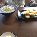 手打ちうどん　はるや - 天ぷらうどん、天ぷらは海老、南瓜、さつまいも他