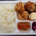 元祖からあげ本舗 福まる - 料理写真:令和6年11月 営業時間(10:30〜21:00)
ワンコイン弁当 税込500円
本舗のむねから2個、醤油からあげ1個、ナポリタン、ゆで卵、きんぴらごぼう、ご飯、漬けもの