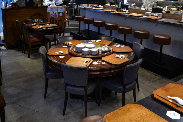 座席 : 【閉店】餃子そして焼味 巣王 （スワン） - 堺筋本町/中華料理