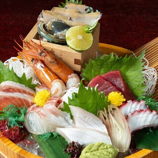 「旬魚造り盛り合わせ」や「活鯵姿造り」等新鮮な海鮮料理の数々