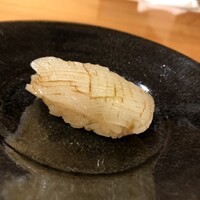 鮓 たいと - アオリイカ　　　　　　　　　　　　　　　　　　　　　口に入れるとイカがほどけ　　　　　　　　　　　　　口の中で米と一体になって美味