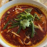 四川名菜 川府 - 麻辣刀削麺　食器がちゃんとしてるのはうれしい