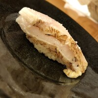 鮓 たいと - 炙ったサワラを塩で頂く