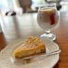 コーヒー アディクト - ベイクドチーズケーキとアイスカフェラテ
