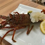 焼貝いろは - 伊勢海老さん。まだ動いています。