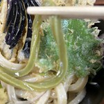 篁園 - 何かが練り込まれたであろう緑麺が一本入っていました。得した気分です。