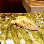 鮨 一 - 炭で香り付け