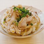 金陵本店 - オニオンスライスと一緒に味わうヘルシーな「がつポン酢」（酢もつ）