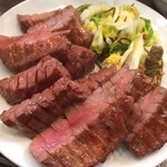 牛たん炭焼き 利久 - 仙台に来たからは牛タンでしょ。牛タン極み定食を、利久さんでいただきました。この肉の厚さ、柔らかさ、そして噛むと口中に広がる肉汁。都内のチェーン店とは別物です。ご馳走様でした。