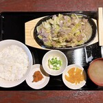 食べ処 酔い処 君と酒 - 博多鉄板焼肉定食（豚ハラミ）