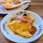 餃子の王将 - とろとろのオムレツのようなカニ玉。他店のカニ玉は玉子焼きでした