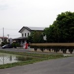 とら食堂 - (2014/5月）お店の外観。前の田んぼの田植えは終わっています。