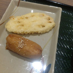 Hanamaru Udon - 蓮根の天ぷらと辛子稲荷