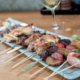 ”焼き師”が焼く鮮度抜群の焼き鳥と豊富な種類の創作巻物串