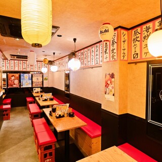 大衆の雰囲気漂う開放的な店内