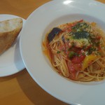 ビストロ ル カノン - 自家製サルシッチャとパプリカのトマトパスタ＆バゲット