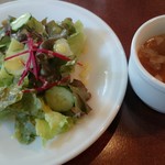 ボダコア - ほろほろ柔らかく煮込まれた野菜コンソメ、新鮮野菜のサラダ