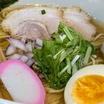 麺屋 まる徳 - 赤玉ねぎは合いますね！　かまぼこが可愛い〜！