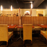 ラオパサ - 内観テーブル