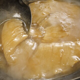 100年に及ぶ調理人の技の集大成、ふかのひれの姿煮込み