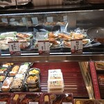 跳ね鯛 - 新鮮な魚介を使った各種の豊富なお惣菜類