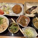 大かまど飯 寅福 - 選べる2種盛り定食　炊き込みご飯、焼魚、揚げ物月見メンチ