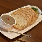 ワインバー バッカス - レバーペースト（８００円）・グリーンオリーブのタプナード（７５０円）２０２４年１１月