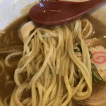 麺や 紡 - 少し平らな中太麺　平な麺は食べやすく美味しい◎