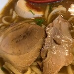 麺や 紡 - チャーシューは炙っていて香り良く旨味がか凝縮◎